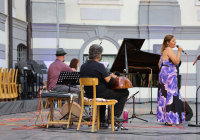 ENSEMBLE COLOURS & HARRYCANE ENSEMBLE COLOURS & HARRYCANE
Kooperation Konzerte im Fronhof und dem
Friedensbüro der Stadt Augsburg